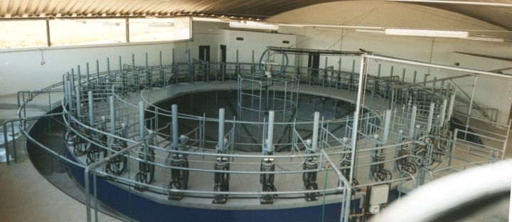 Schwimmendes Melkkarussell mit 50 Plätzen panorama Bild ohne Kühe