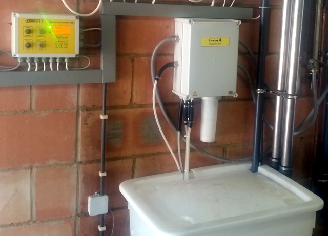 Melkanlagenreinigung RS4 mit Wasserkasten und Wasserbehälter